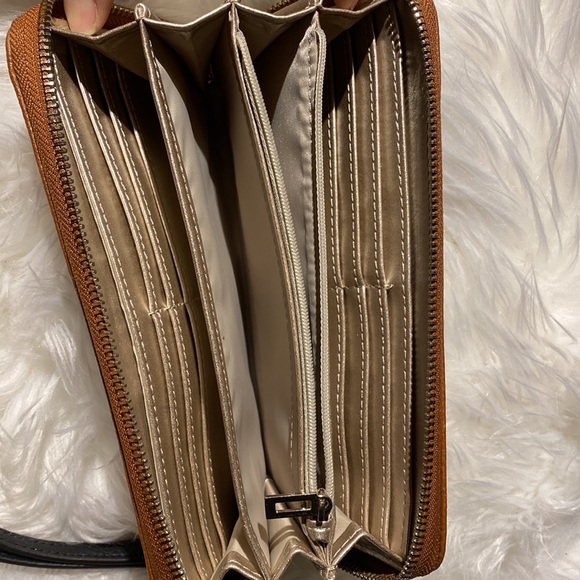 Guess Tote Bag with Matching Wallet Set - Picture 6 of 7